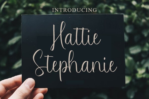 Beispiel einer Hattie Stephanie-Schriftart