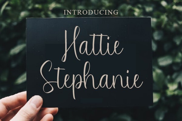 Beispiel einer Hattie Stephanie Regular-Schriftart